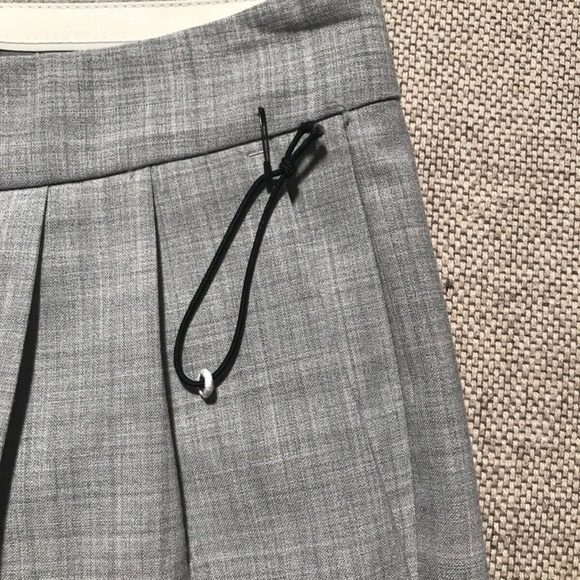 Express Editor Pleated Gray Shorts Size 4 NWOT - Picture 3 of 6